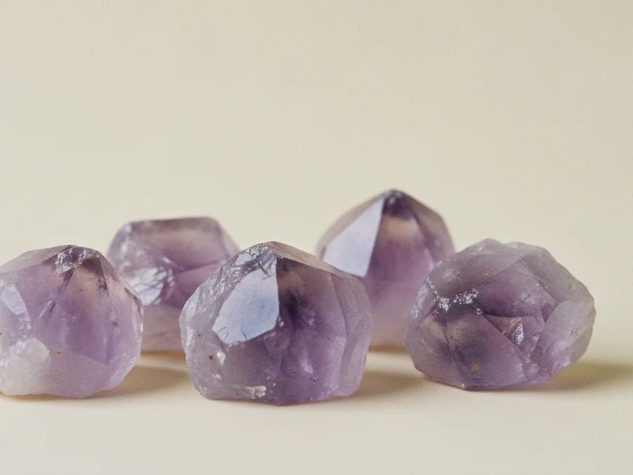 Detalle de puntas de amatista con su degradado violeta natural