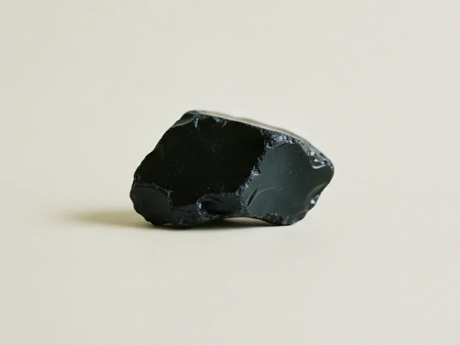 Detalle de una pieza de obsidiana negra con su borde vítreo